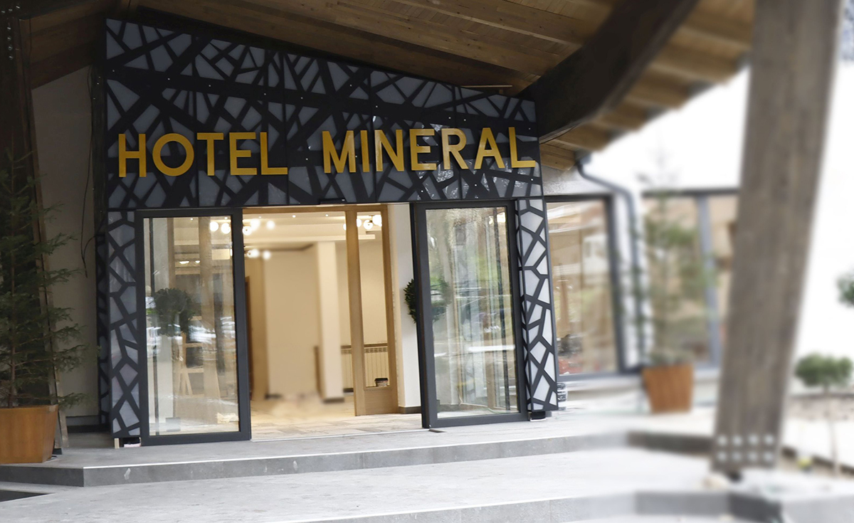 Ulaz sa natpisom Hotel Mineral